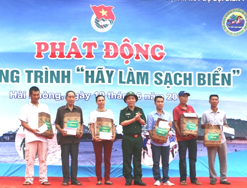 Đại tá Đỗ Danh Vượng, Phó Chủ nhiệm Chính trị BĐBP tặng quà cho 6 ngư dân có hoàn cảnh khó khăn trên địa bàn quận Đồ Sơn